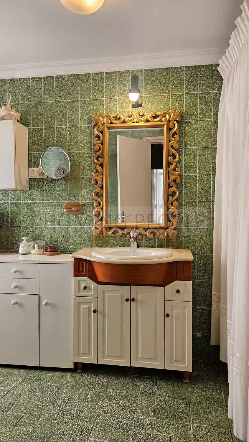 Spacious second-hand flat: Lots of natural light and just a stone's throw from Malagueta Beach
