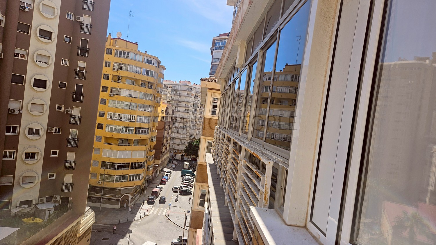 Spacious second-hand flat: Lots of natural light and just a stone's throw from Malagueta Beach