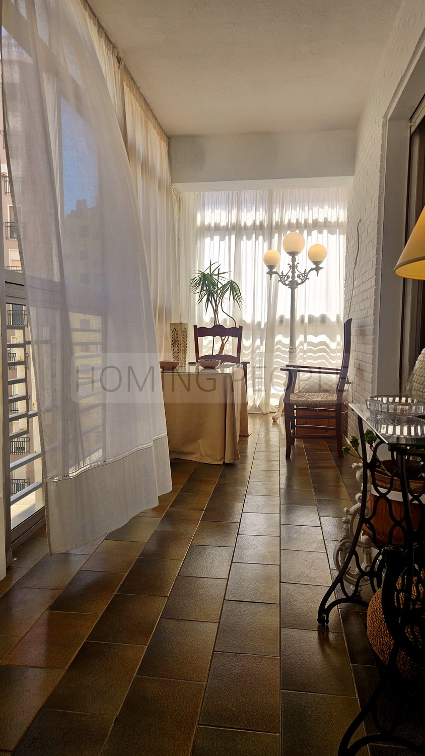 Spacious second-hand flat: Lots of natural light and just a stone's throw from Malagueta Beach