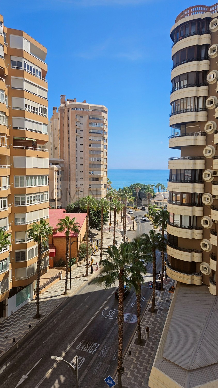 Spacious second-hand flat: Lots of natural light and just a stone's throw from Malagueta Beach