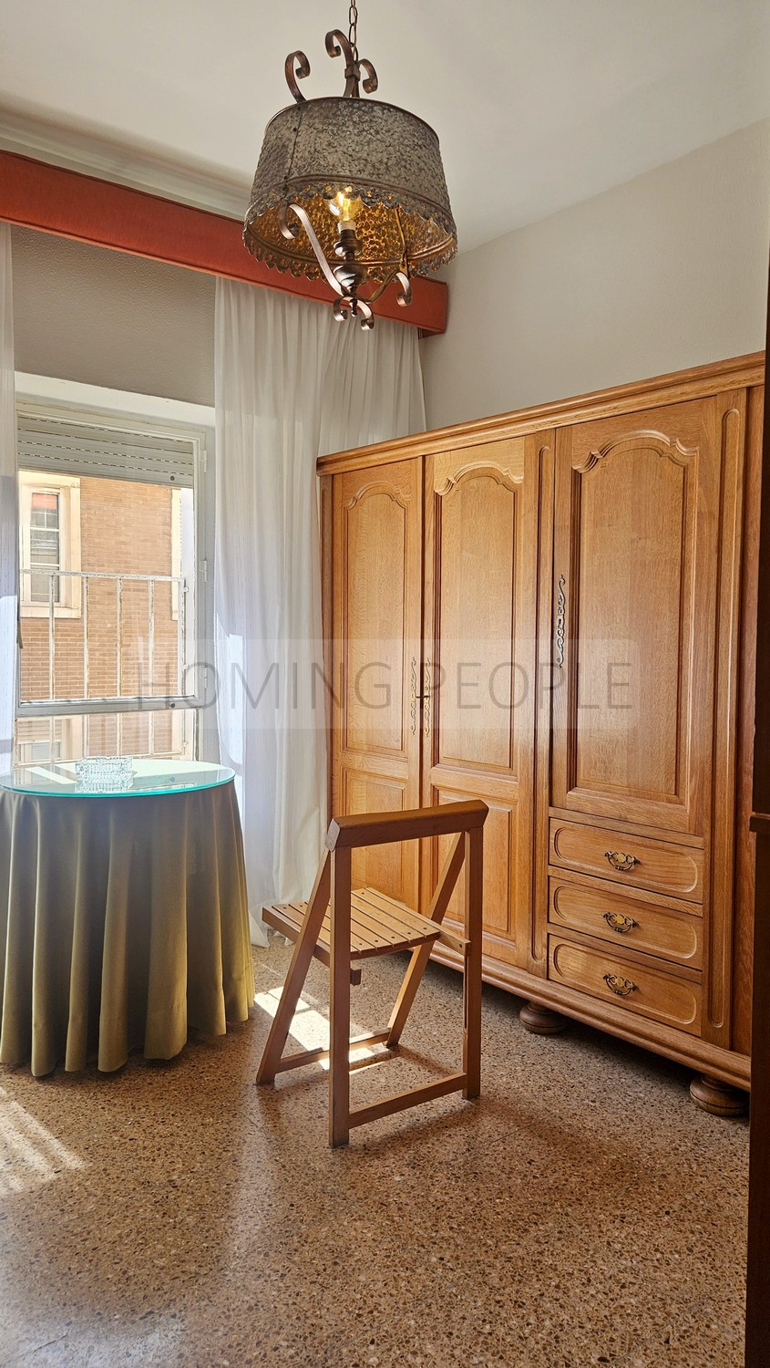 Spacious second-hand flat: Lots of natural light and just a stone's throw from Malagueta Beach
