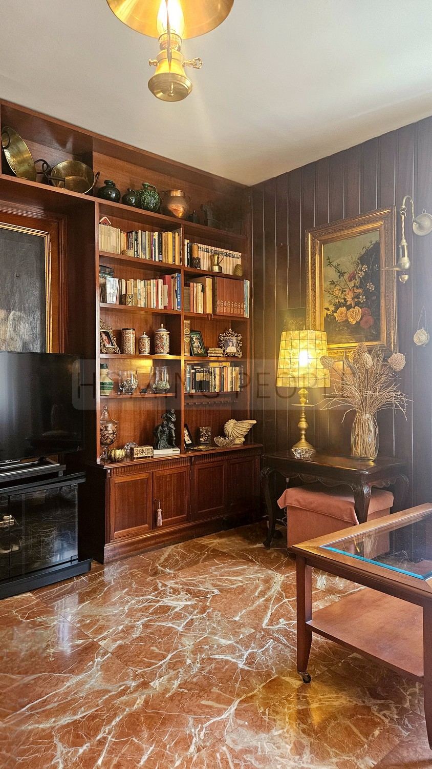 Spacious second-hand flat: Lots of natural light and just a stone's throw from Malagueta Beach