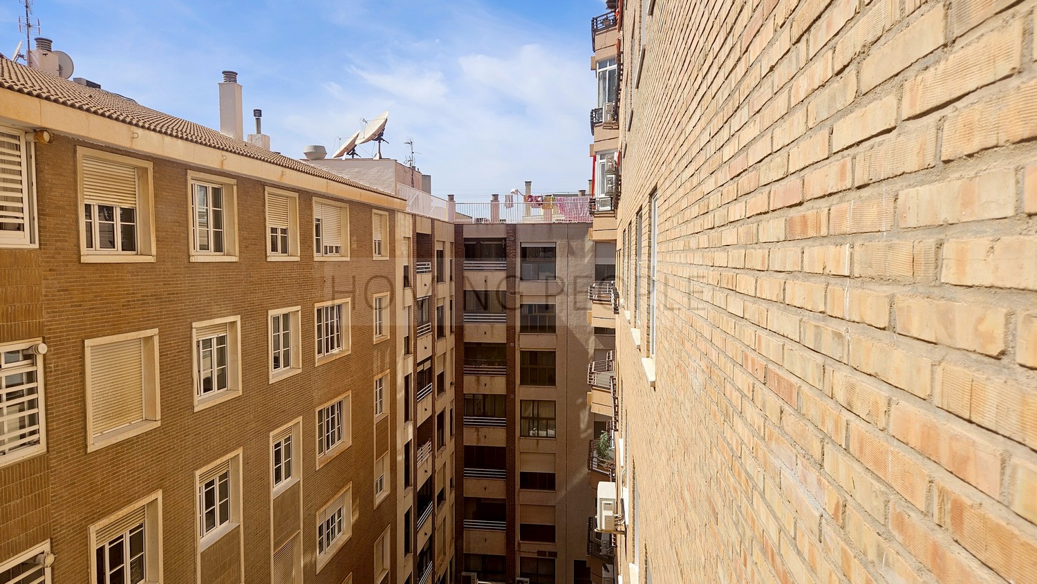 Spacious second-hand flat: Lots of natural light and just a stone's throw from Malagueta Beach