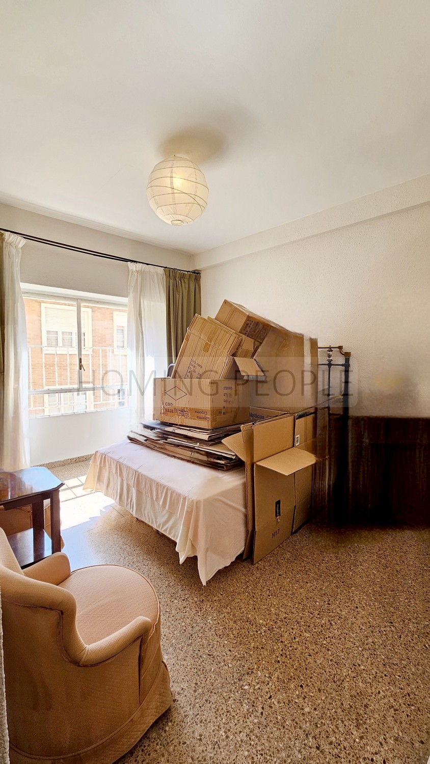 Spacious second-hand flat: Lots of natural light and just a stone's throw from Malagueta Beach