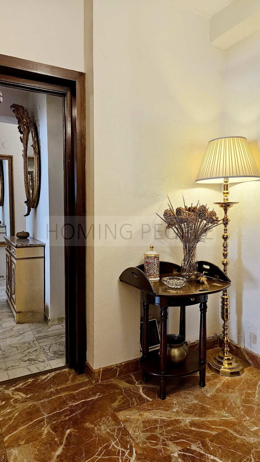 Spacious second-hand flat: Lots of natural light and just a stone's throw from Malagueta Beach