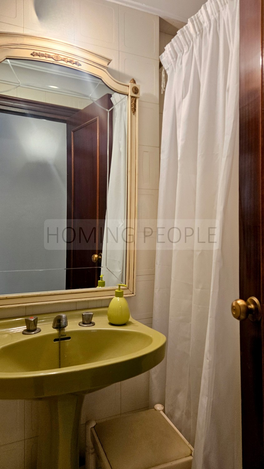 Spacious second-hand flat: Lots of natural light and just a stone's throw from Malagueta Beach