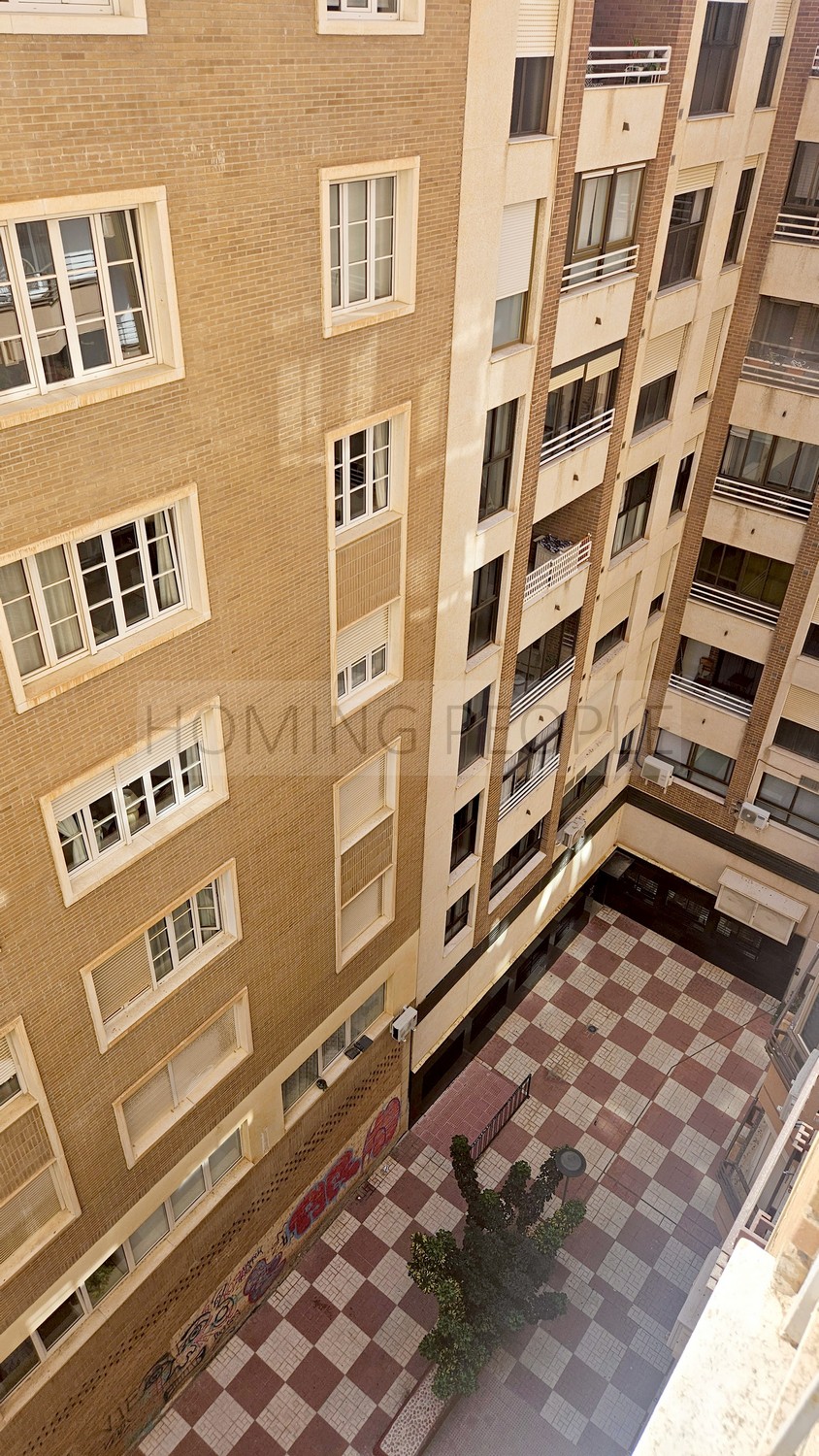 Spacious second-hand flat: Lots of natural light and just a stone's throw from Malagueta Beach