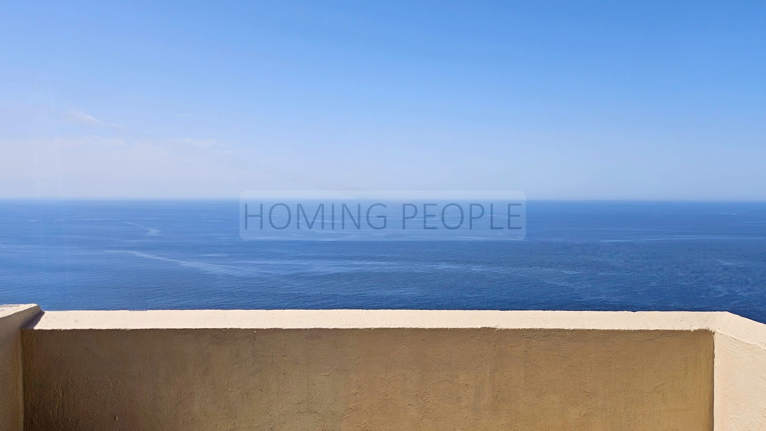 Villa individuelle unique, vendue sur plan: Moderne, très ensoleillée, avec piscine à débordement... et une vue imprenable sur la mer!