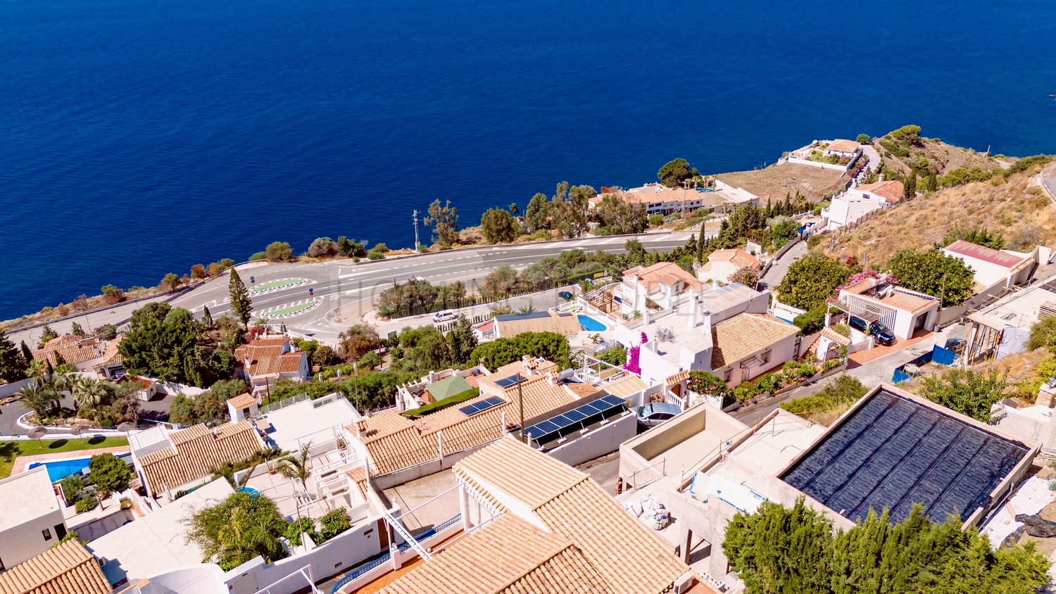 Villa individuelle unique, vendue sur plan: Moderne, très ensoleillée, avec piscine à débordement... et une vue imprenable sur la mer!