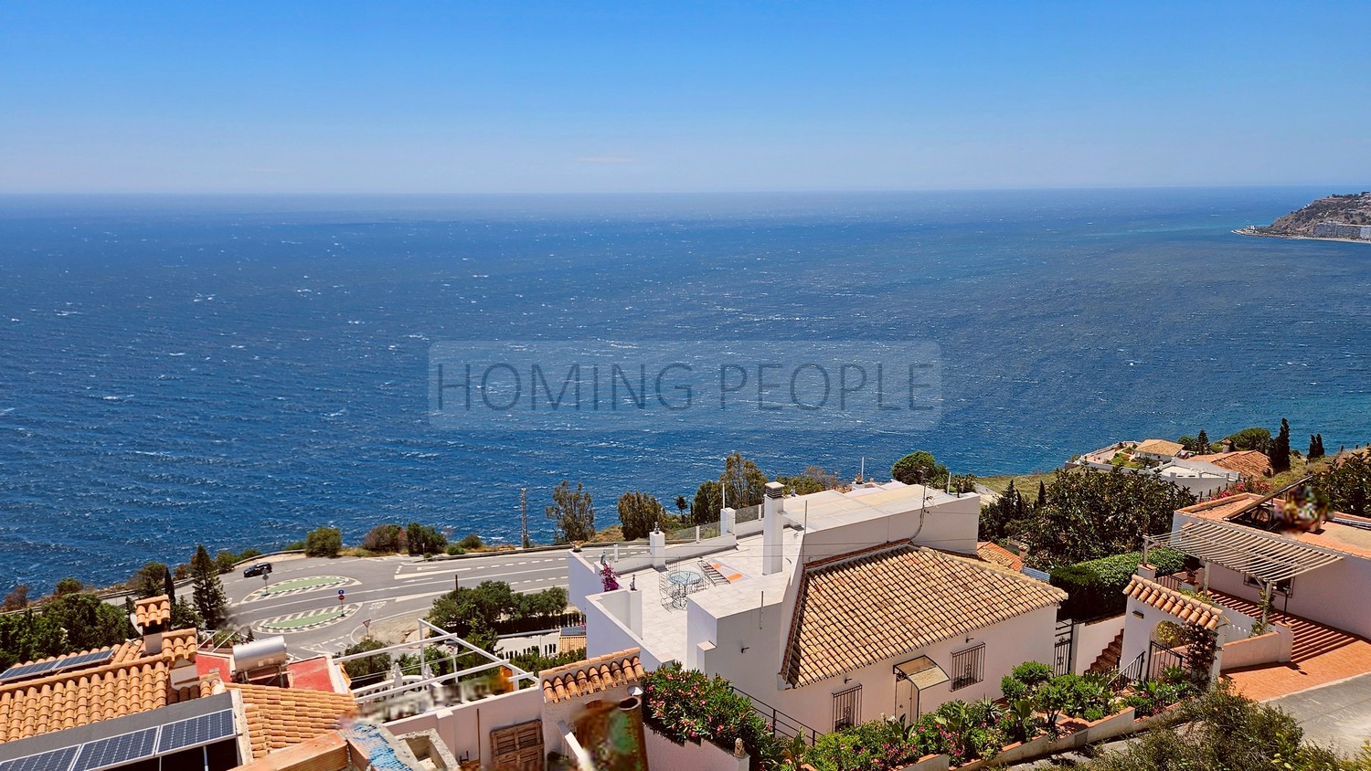 Villa independiente única sobre plano: Moderna, con mucho sol, piscina desbordante... y unas vistas increíbles al mar