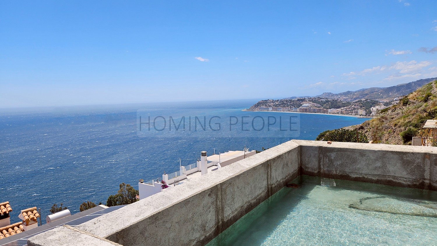 Villa independiente única sobre plano: Moderna, con mucho sol, piscina desbordante... y unas vistas increíbles al mar