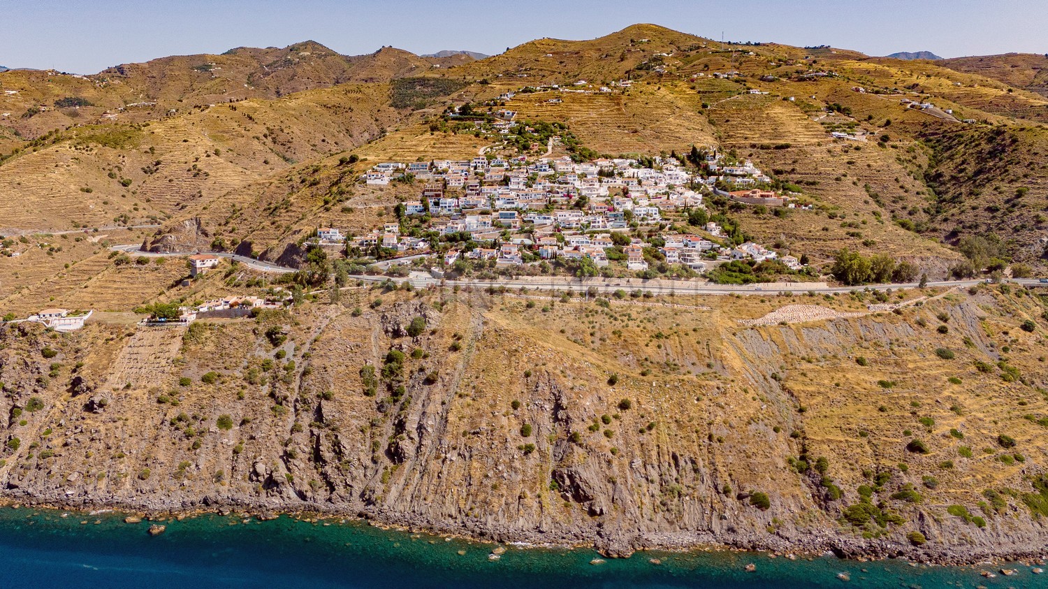 Villa individuelle unique, vendue sur plan: Moderne, très ensoleillée, avec piscine à débordement... et une vue imprenable sur la mer!