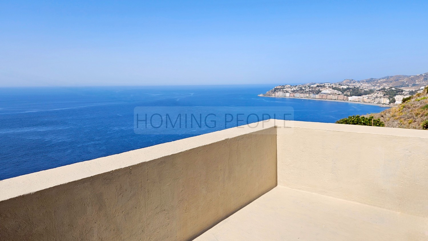 Villa individuelle unique, vendue sur plan: Moderne, très ensoleillée, avec piscine à débordement... et une vue imprenable sur la mer!