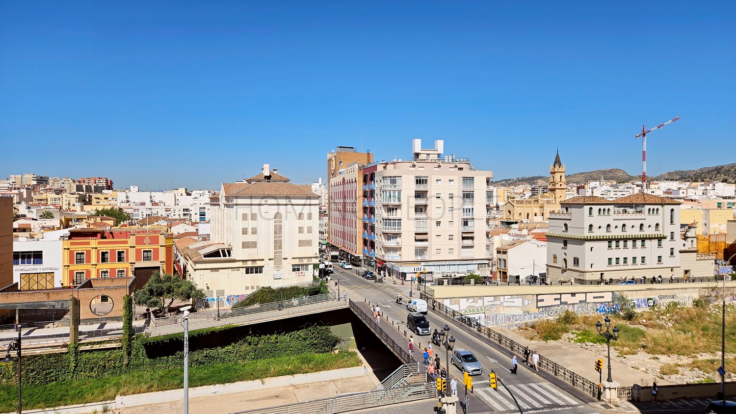 Magnífico piso muy bien equipado y ubicado, con amplio estar de tipo loft con vistas a la ciudad