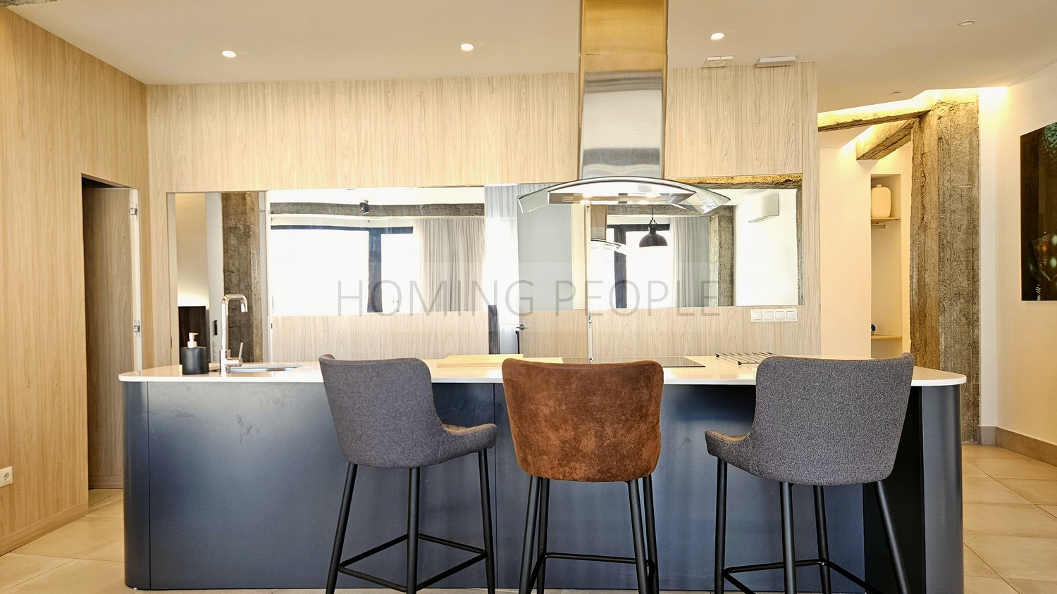 Magnífico piso muy bien equipado y ubicado, con amplio estar de tipo loft con vistas a la ciudad