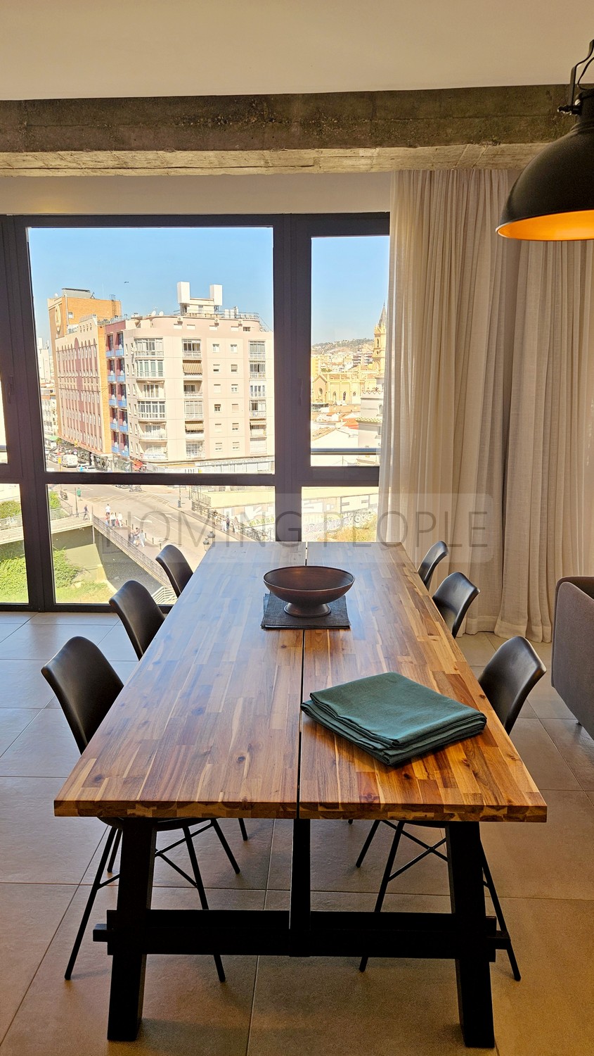 Magnífico piso muy bien equipado y ubicado, con amplio estar de tipo loft con vistas a la ciudad