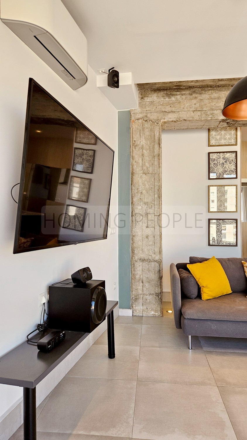Magnífico piso muy bien equipado y ubicado, con amplio estar de tipo loft con vistas a la ciudad