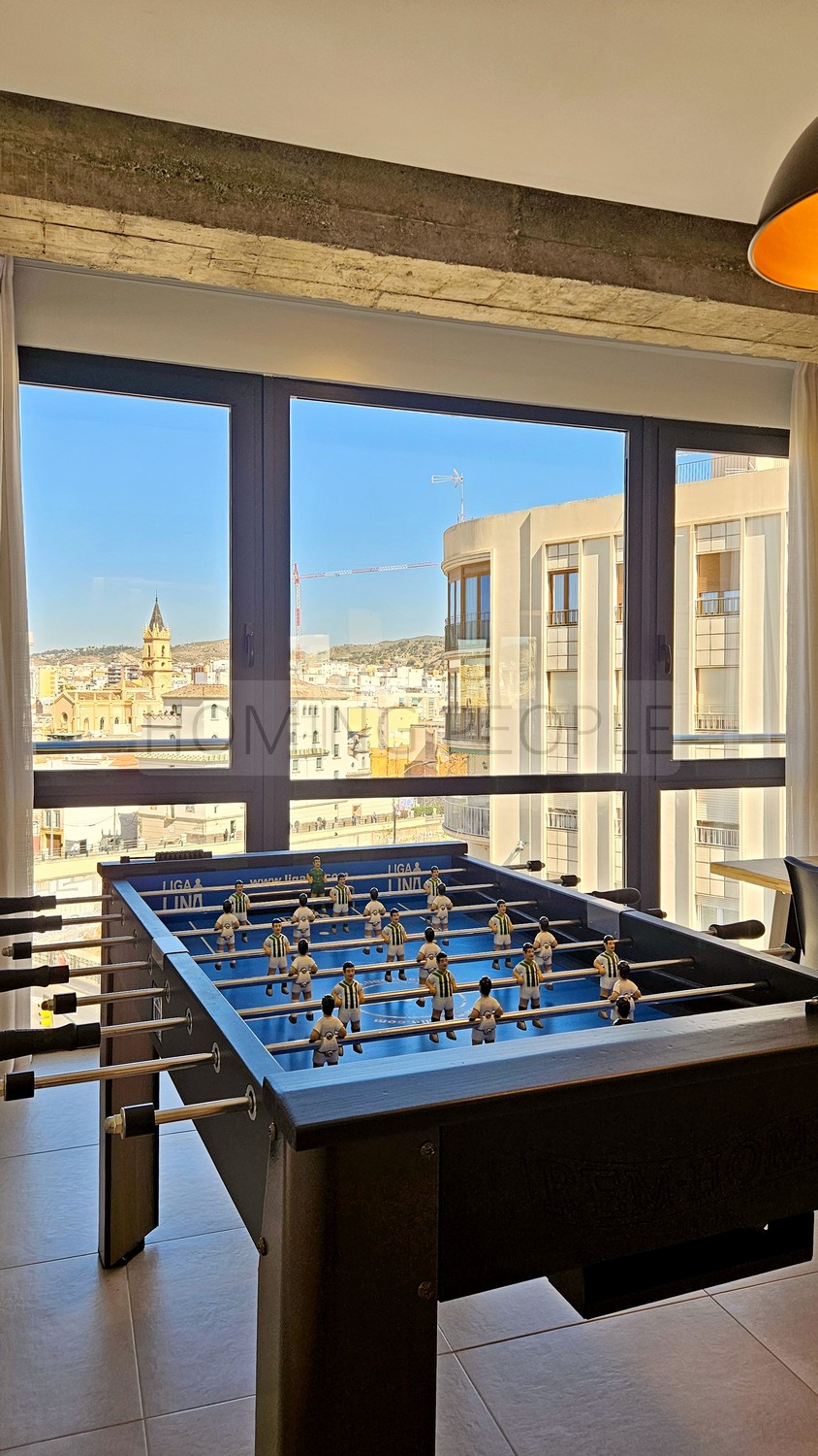 Magnífico piso muy bien equipado y ubicado, con amplio estar de tipo loft con vistas a la ciudad