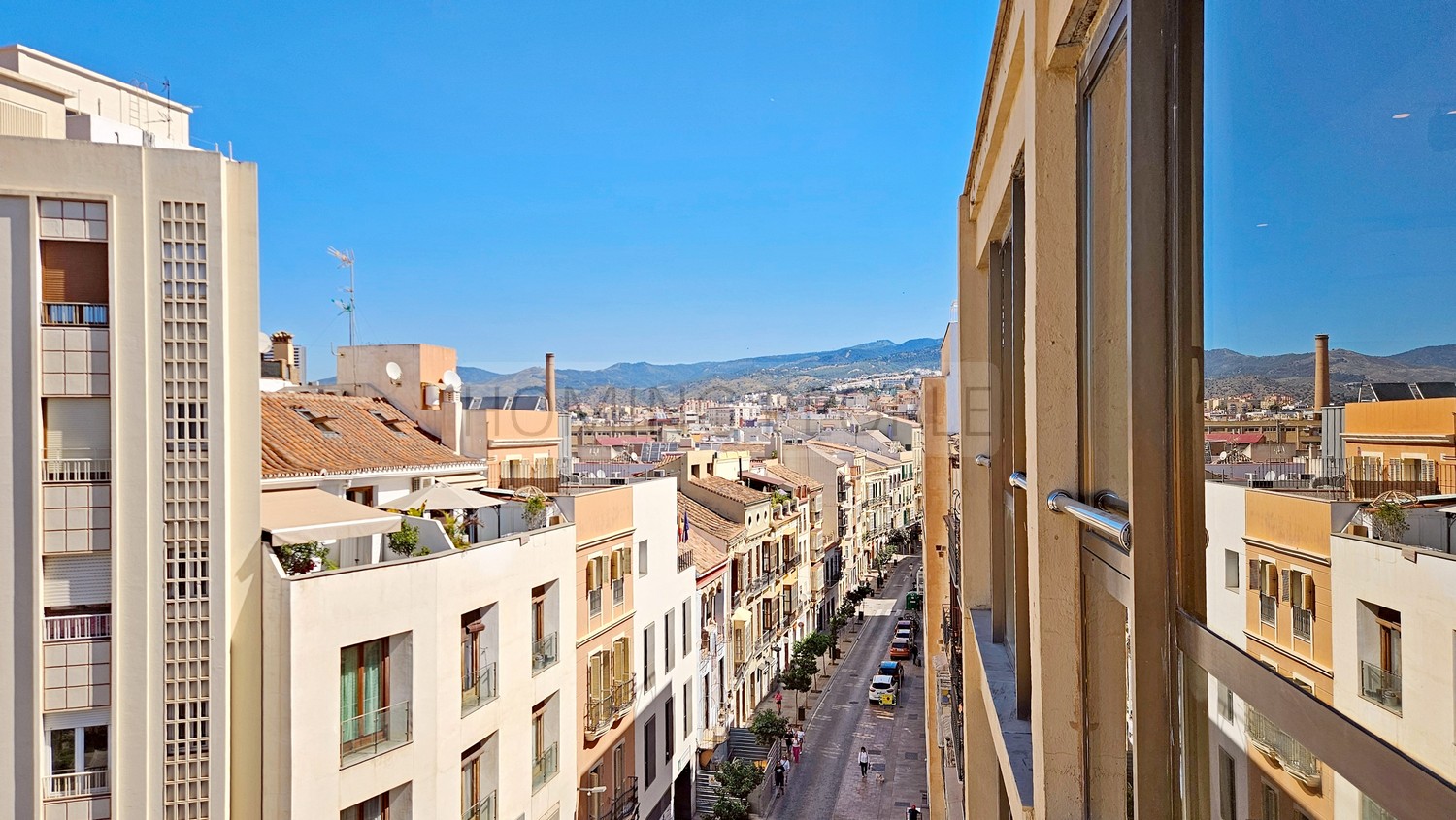 Magnífico piso muy bien equipado y ubicado, con amplio estar de tipo loft con vistas a la ciudad