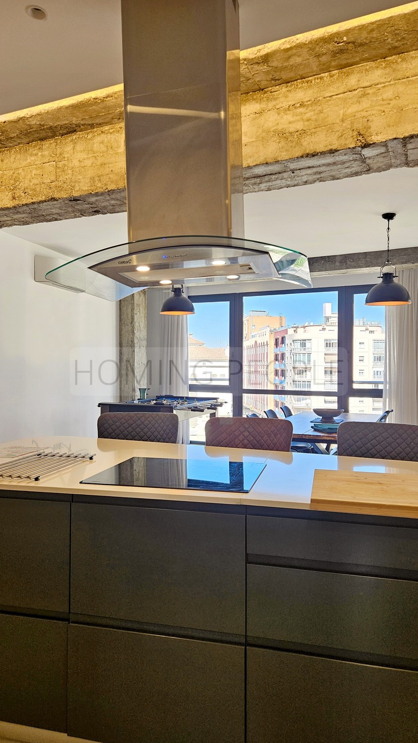 Magnífico piso muy bien equipado y ubicado, con amplio estar de tipo loft con vistas a la ciudad