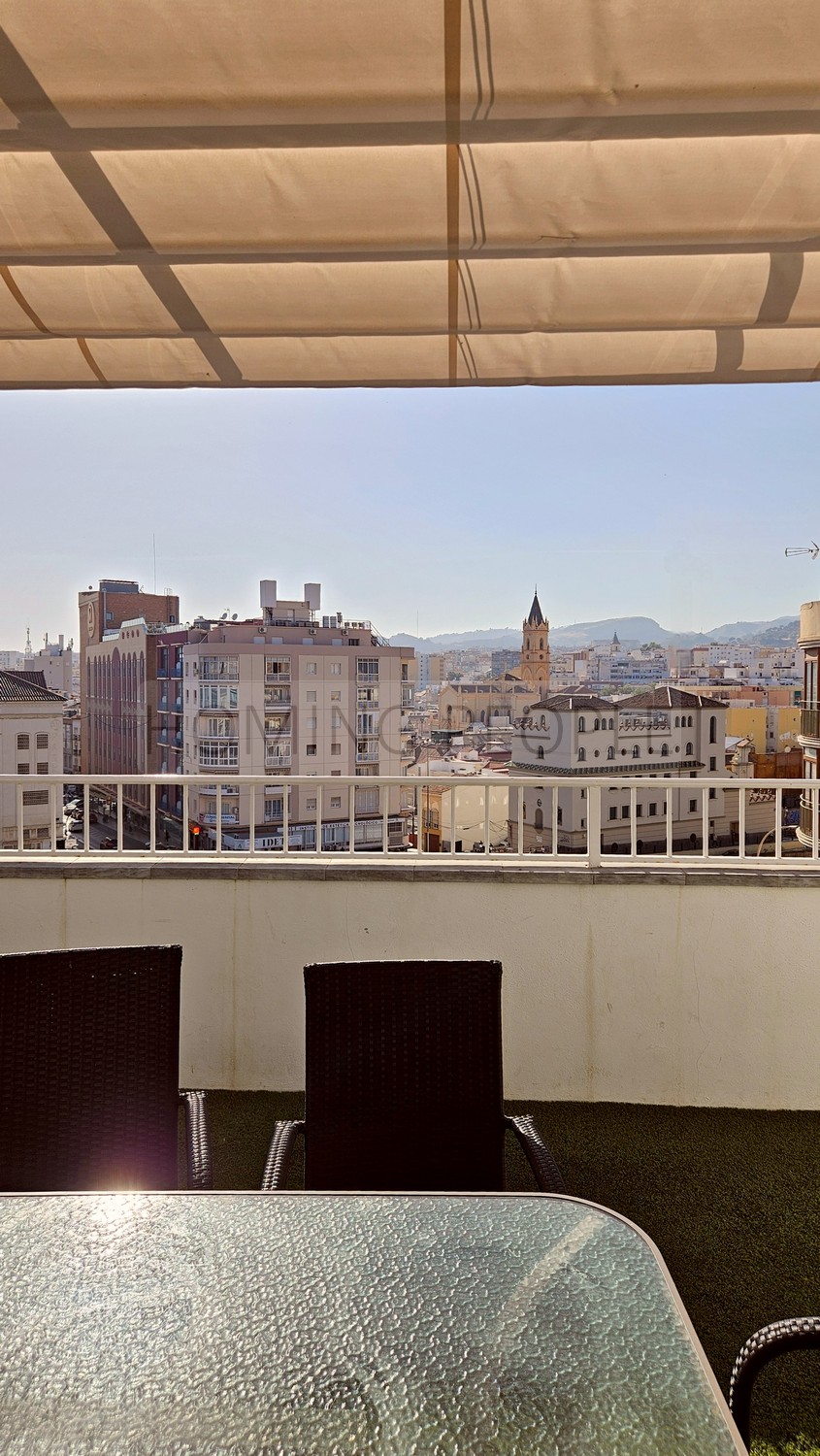 Atico muy bien equipado y situado, con terraza y azotea con vistas a 360 º
