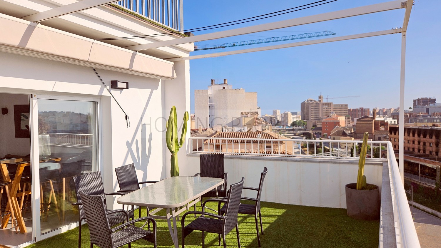 Atico muy bien equipado y situado, con terraza y azotea con vistas a 360 º