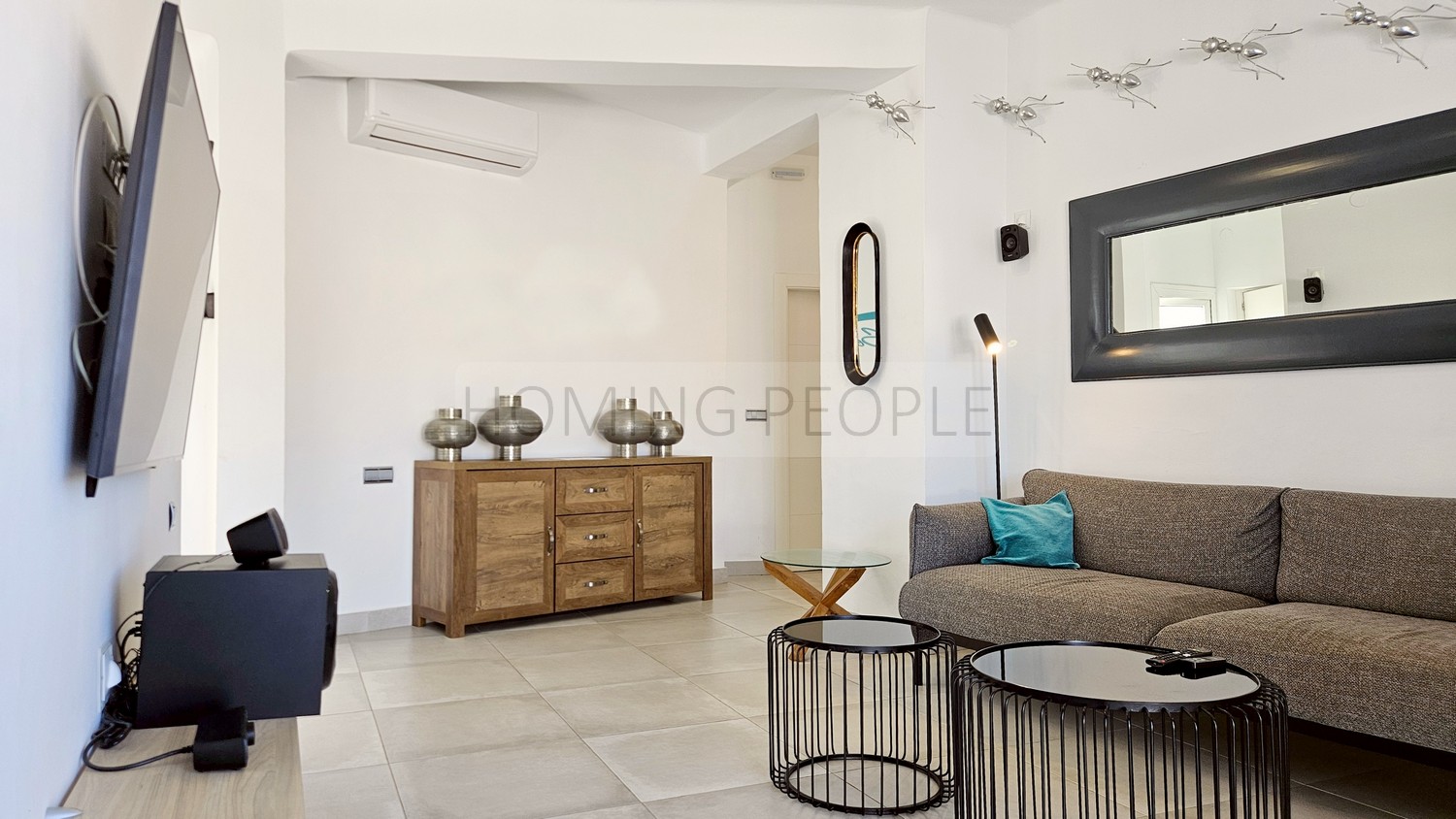 Atico muy bien equipado y situado, con terraza y azotea con vistas a 360 º