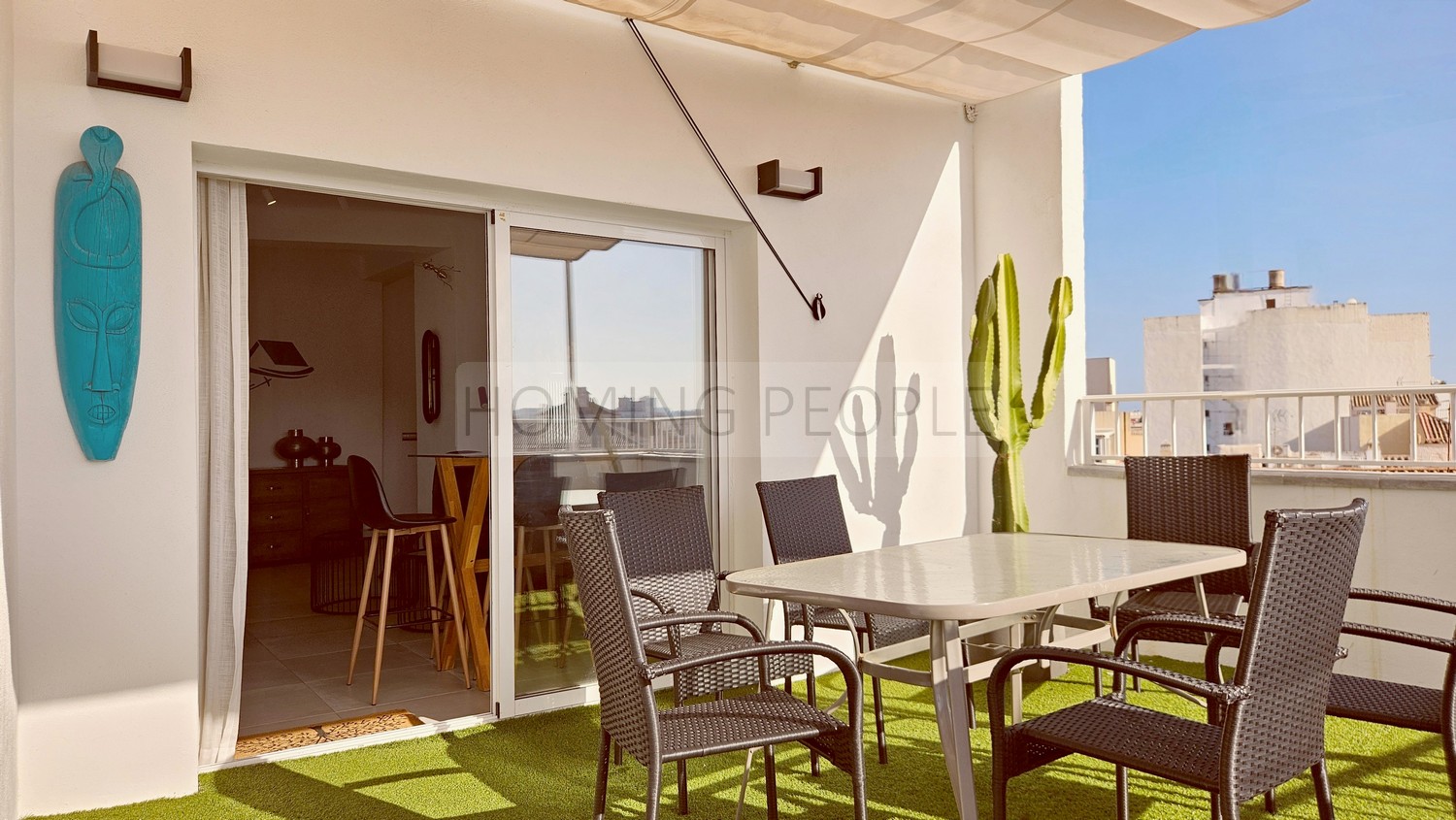Atico muy bien equipado y situado, con terraza y azotea con vistas a 360 º
