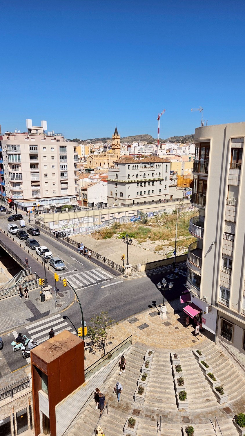 Atico muy bien equipado y situado, con terraza y azotea con vistas a 360 º