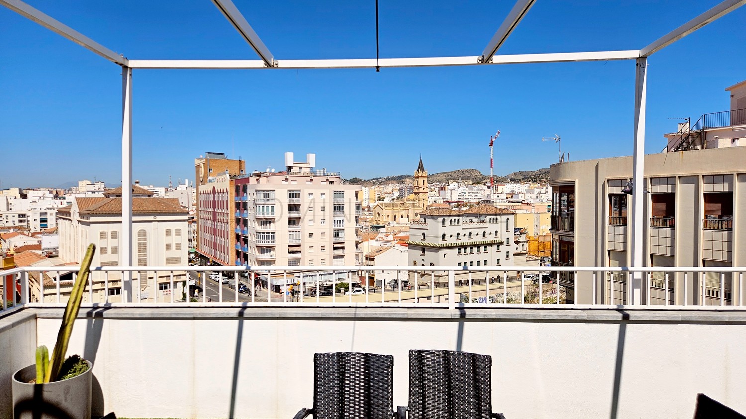 Atico muy bien equipado y situado, con terraza y azotea con vistas a 360 º