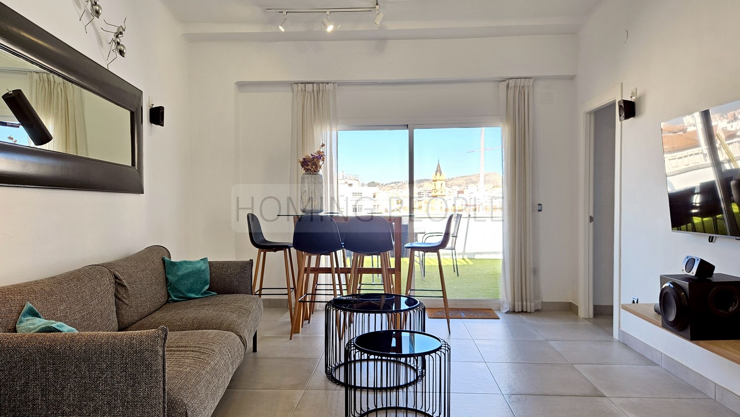 Atico muy bien equipado y situado, con terraza y azotea con vistas a 360 º