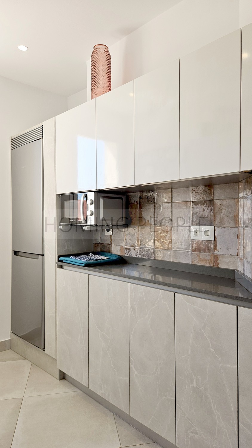Atico muy bien equipado y situado, con terraza y azotea con vistas a 360 º