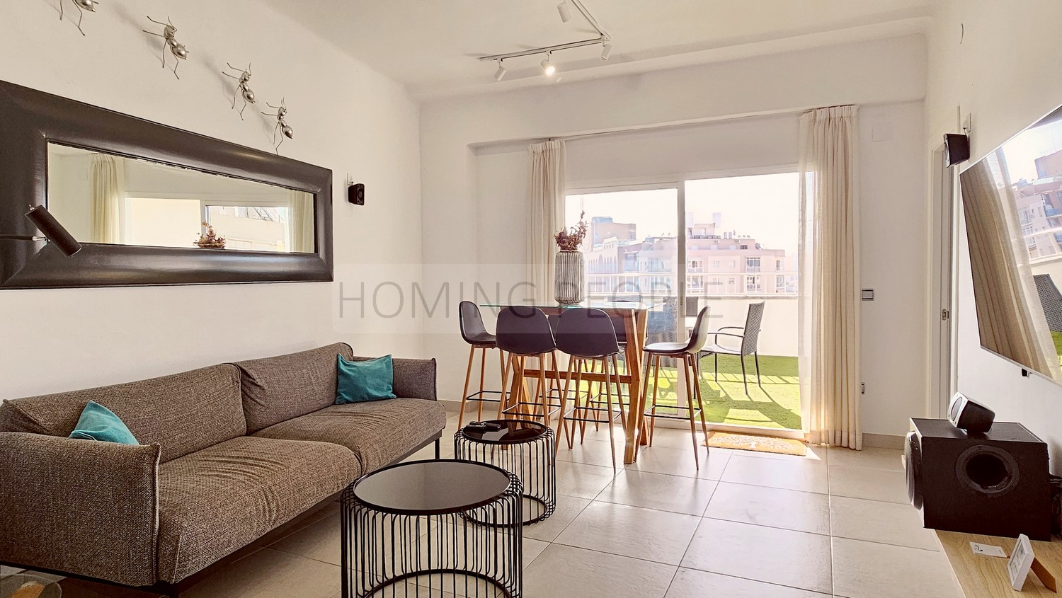 Atico muy bien equipado y situado, con terraza y azotea con vistas a 360 º