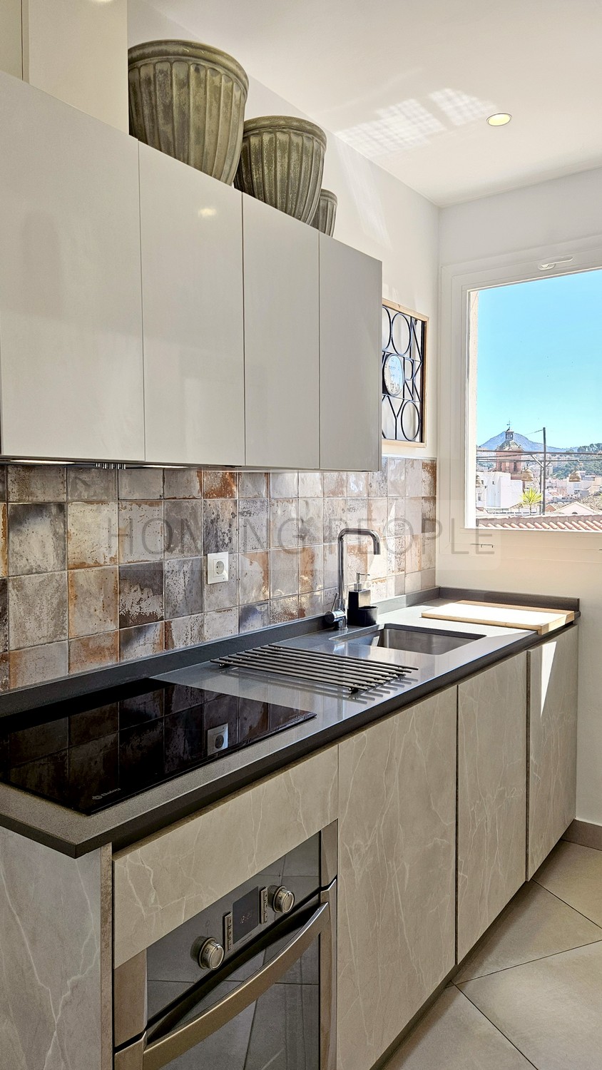 Atico muy bien equipado y situado, con terraza y azotea con vistas a 360 º