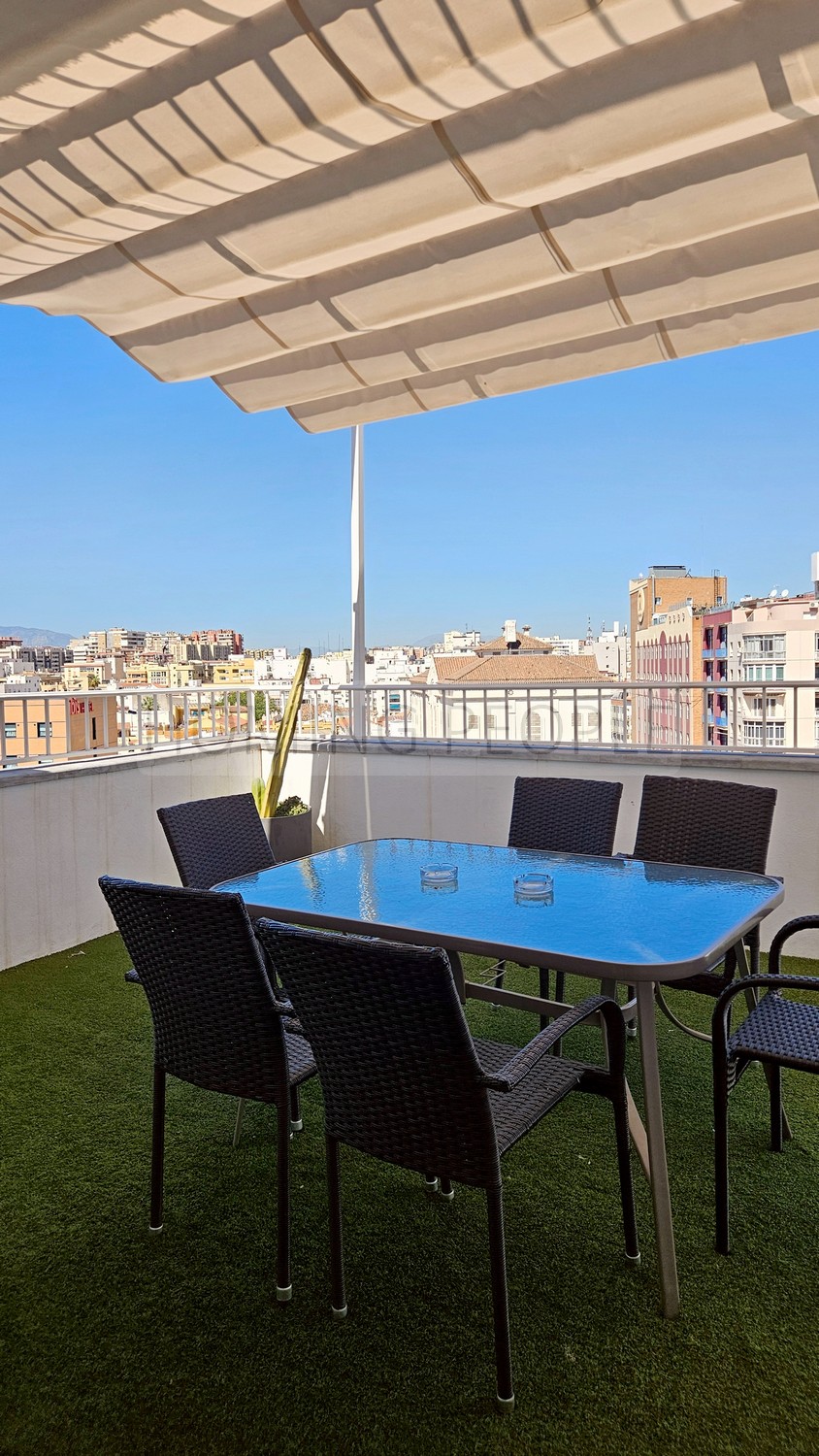 Atico muy bien equipado y situado, con terraza y azotea con vistas a 360 º