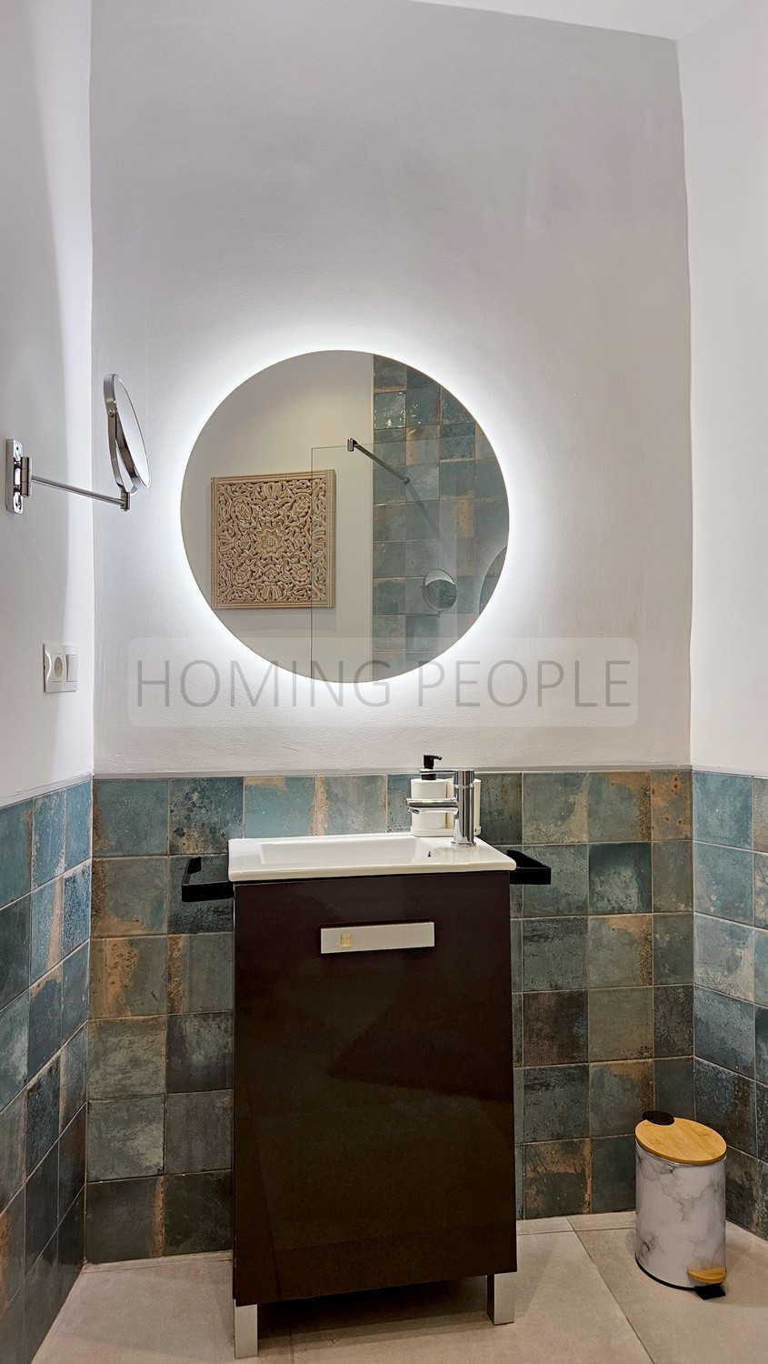 Atico muy bien equipado y situado, con terraza y azotea con vistas a 360 º