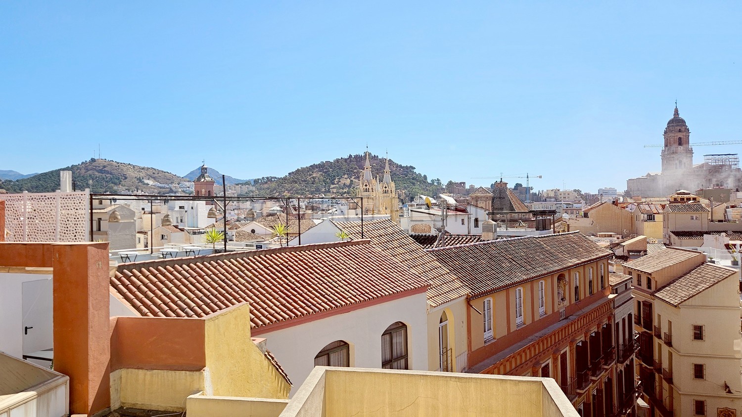 Atico muy bien equipado y situado, con terraza y azotea con vistas a 360 º