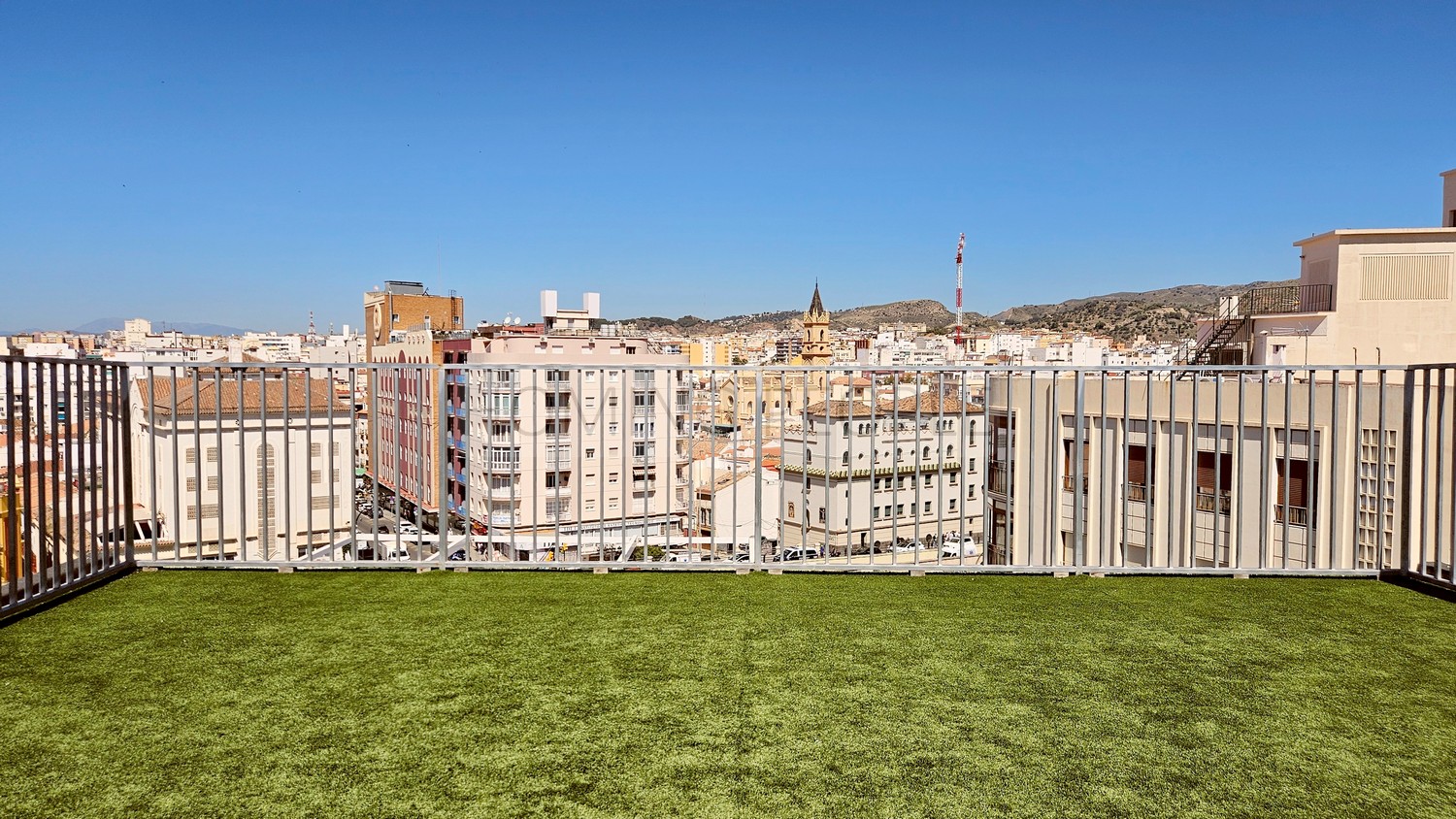 Atico muy bien equipado y situado, con terraza y azotea con vistas a 360 º