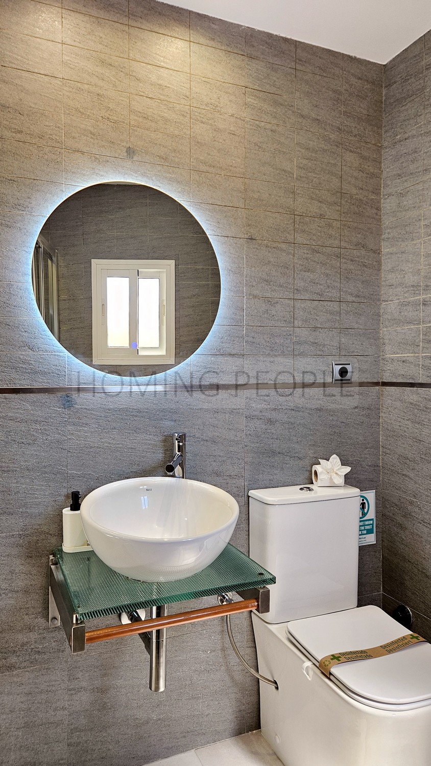 Atico muy bien equipado y situado, con terraza y azotea con vistas a 360 º