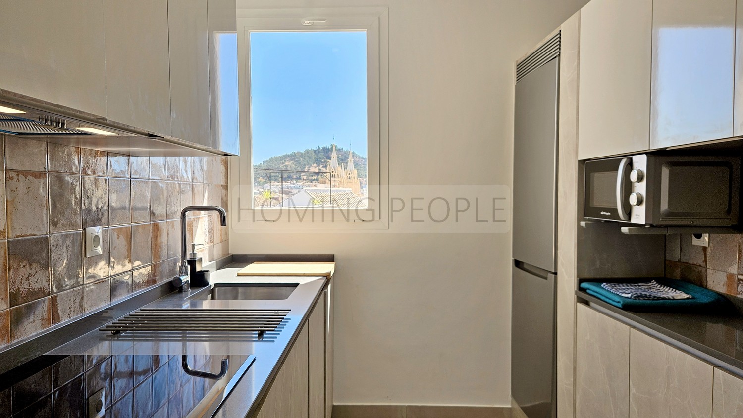 Atico muy bien equipado y situado, con terraza y azotea con vistas a 360 º