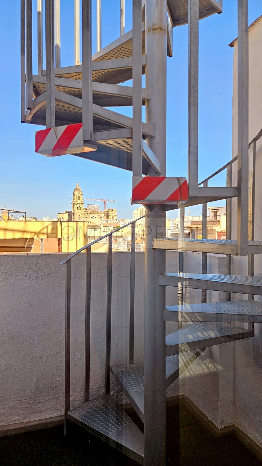 Atico muy bien equipado y situado, con terraza y azotea con vistas a 360 º