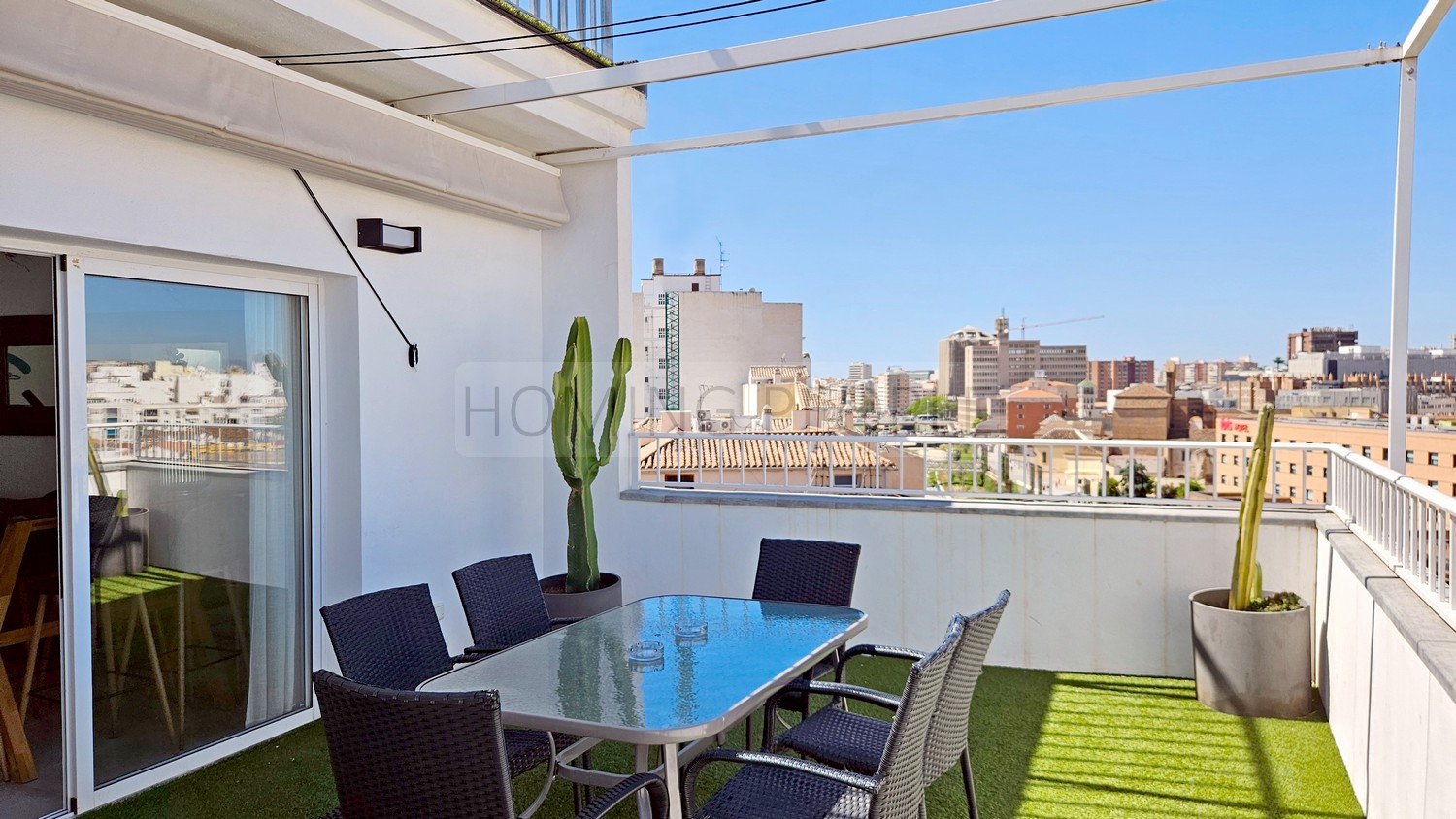 Atico muy bien equipado y situado, con terraza y azotea con vistas a 360 º