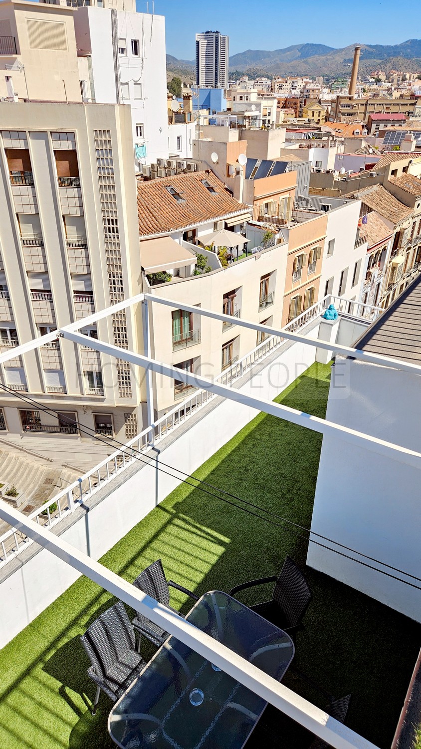 Atico muy bien equipado y situado, con terraza y azotea con vistas a 360 º