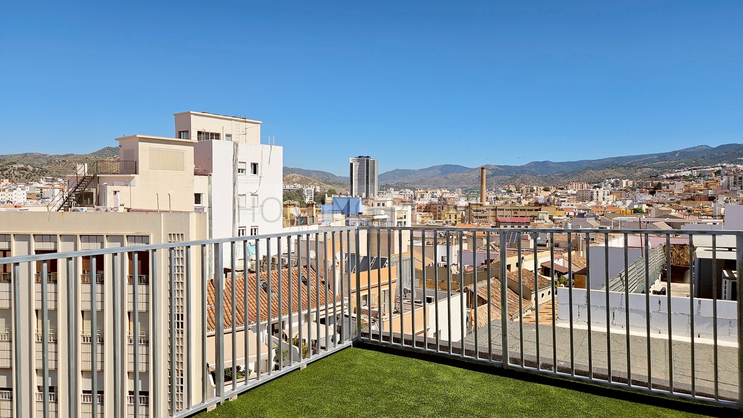 Atico muy bien equipado y situado, con terraza y azotea con vistas a 360 º