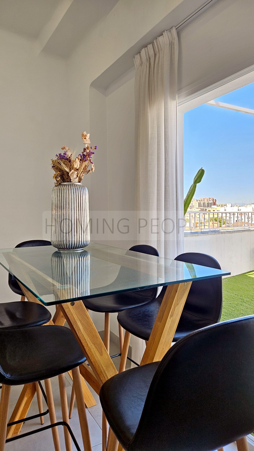 Atico muy bien equipado y situado, con terraza y azotea con vistas a 360 º
