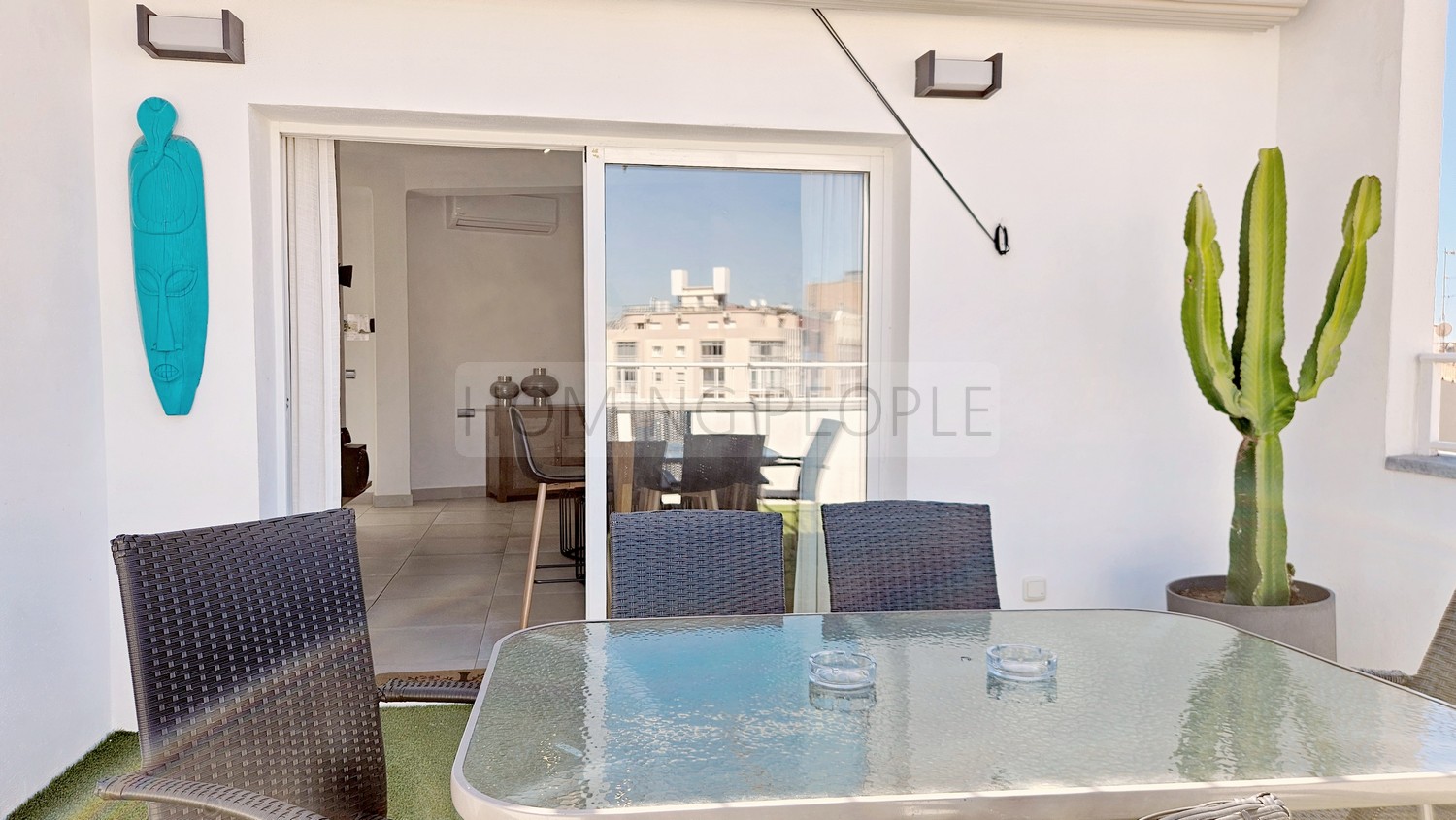 Atico muy bien equipado y situado, con terraza y azotea con vistas a 360 º