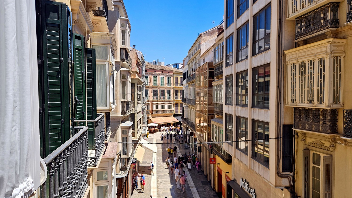 A luxury flat, very well-equipped and soundproofed, in the heart of the city