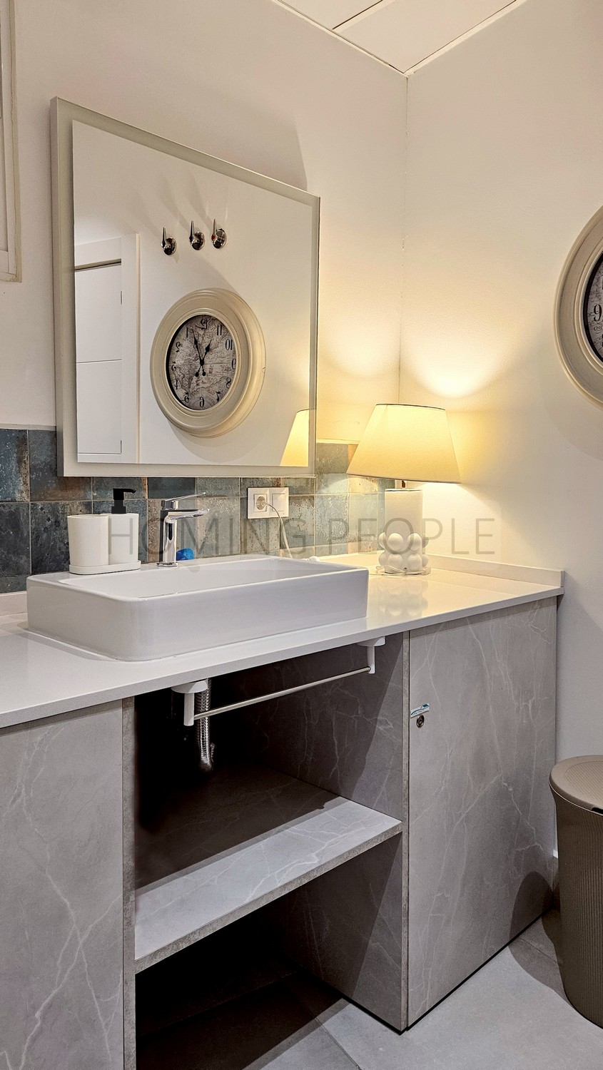 Magnífico piso muy bien equipado y ubicado, con amplio estar de tipo loft con vistas a la ciudad