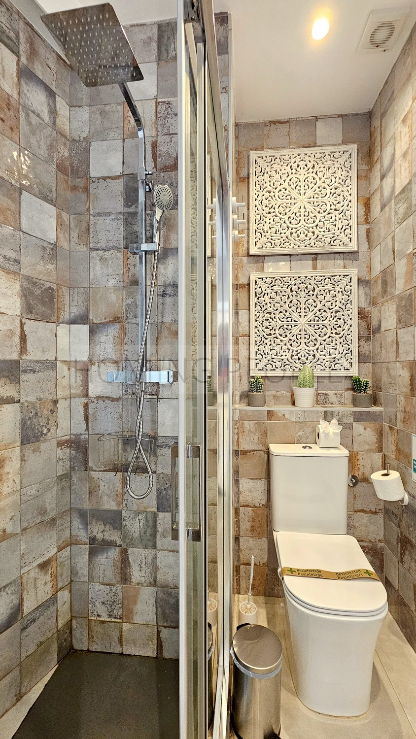 Magnífico piso muy bien equipado y ubicado, con amplio estar de tipo loft con vistas a la ciudad