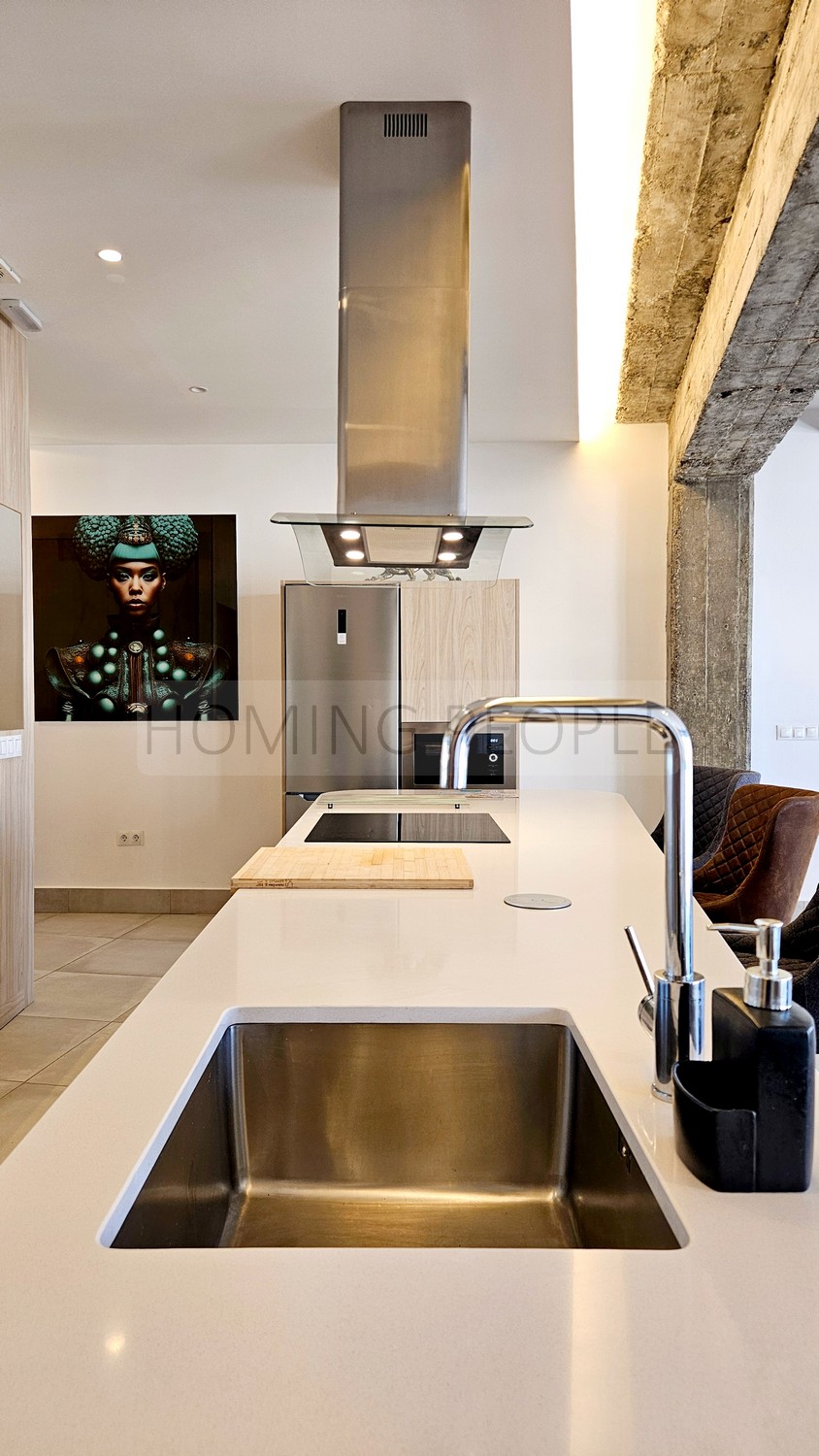 Magnífico piso muy bien equipado y ubicado, con amplio estar de tipo loft con vistas a la ciudad